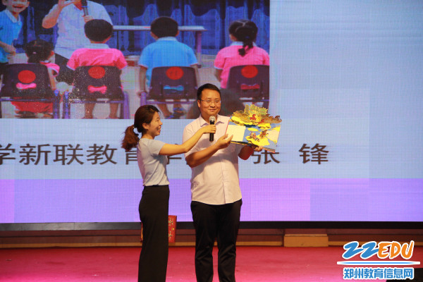 2.展示优秀立体绘本 2.展示优秀立体绘本