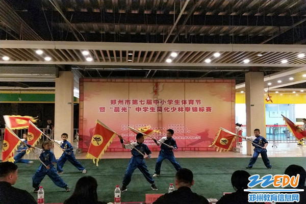 2.比赛中融入了武术旗帜和棍术 2.比赛中融入了武术旗帜和棍术