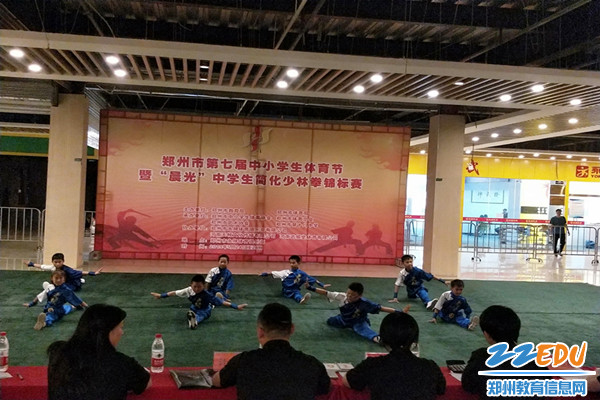 3.学生们的柔韧性展示获得了裁判们的好评 3.学生们的柔韧性展示获得了裁判们的好评