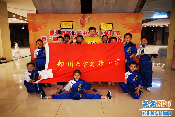 4.5月26日比赛结束时学生与老师在比赛场地合影留念 4.5月26日比赛结束时学生与老师在比赛场地合影留念