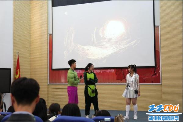 郑州11中学生在表演科幻情景剧《寻土记》