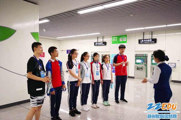 海滩寺站周洁副站长热情接待七中志愿者 海滩寺站周洁副站长热情接待七中志愿者