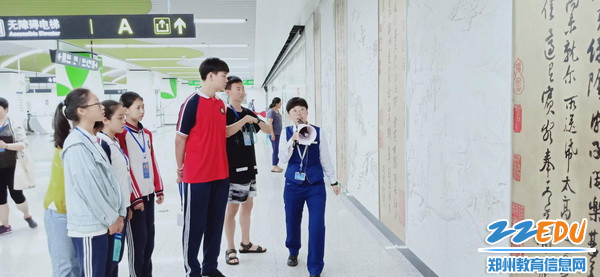 参观充满现代感的壁画 参观充满现代感的壁画