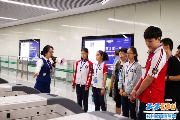 同学们参观新的加宽闸机 同学们参观新的加宽闸机