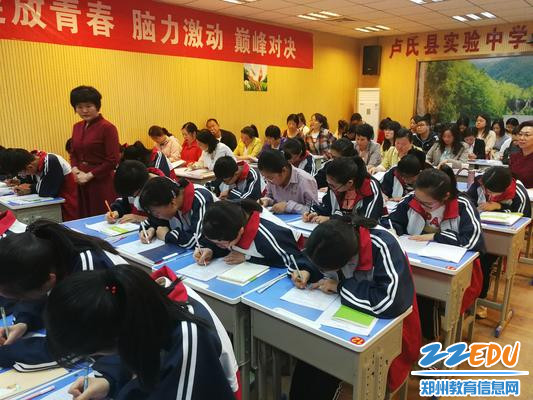 刘晓惠老师在课堂上检查学生书写情况__1