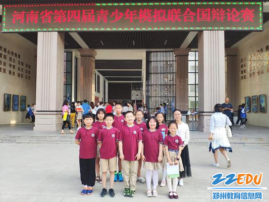 8.参赛选手与辅导老师和家长亲友团合影留念 8.参赛选手与辅导老师和家长亲友团合影留念