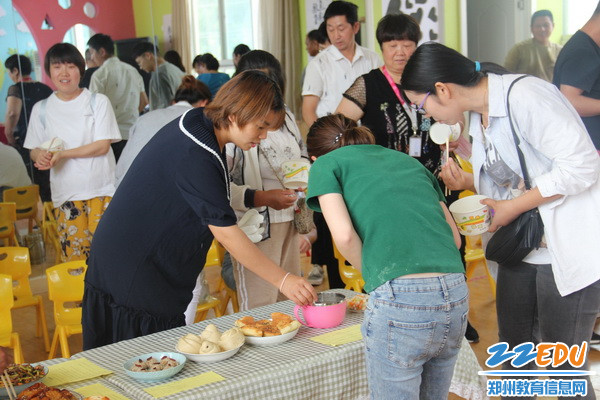 家长在品尝各式各样的菜品_调整大小 家长在品尝各式各样的菜品_调整大小