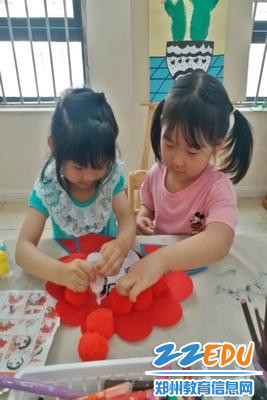 小朋友合作装饰戏曲人物头饰 小朋友合作装饰戏曲人物头饰