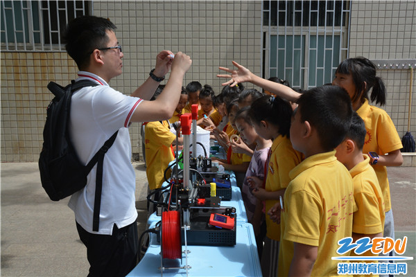 5.科技产品体验区 5.科技产品体验区