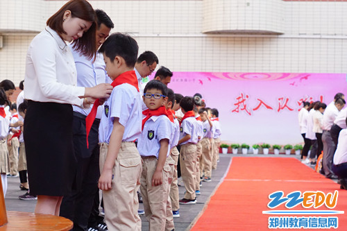 2.入队仪式中家长亲自为孩子们戴上鲜艳的红领巾 2.入队仪式中家长亲自为孩子们戴上鲜艳的红领巾