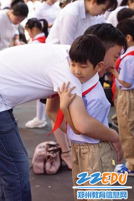 3.家长们不禁热泪盈眶,整个场面隆重、温馨且感人 3.家长们不禁热泪盈眶,整个场面隆重、温馨且感人