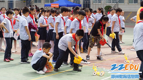 5.学校以“优科技筑梦创未来”为主题,与科技馆馆校结合,开展了精彩纷呈的创客活动 5.学校以“优科技筑梦创未来”为主题,与科技馆馆校结合,开展了精彩纷呈的创客活动