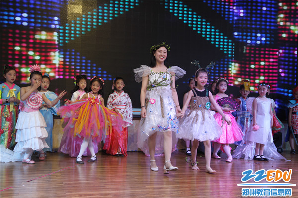 师生同台《魔力幻彩环保时装秀》 师生同台《魔力幻彩环保时装秀》