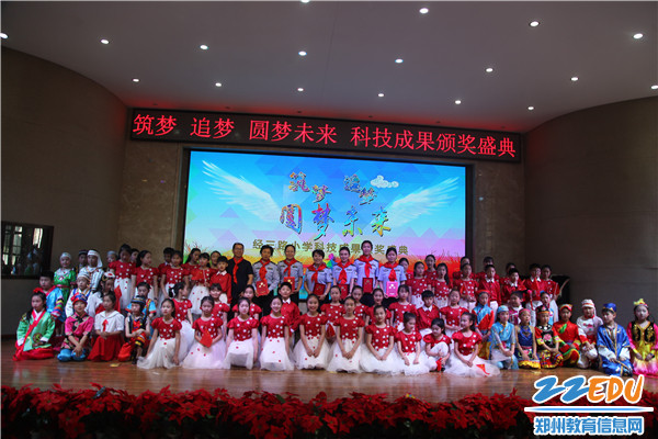 小演员与来宾合影留念 小演员与来宾合影留念