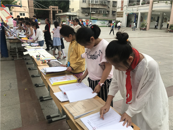 学生驻足学习课程成果