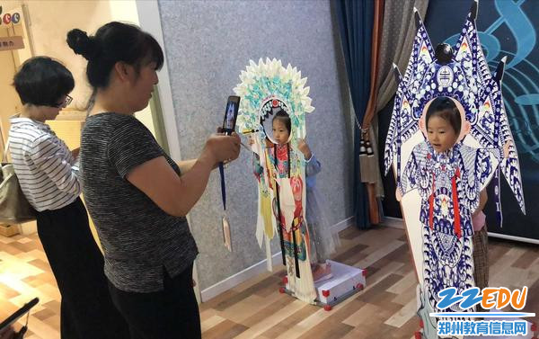 家长给孩子拍照留影 家长给孩子拍照留影