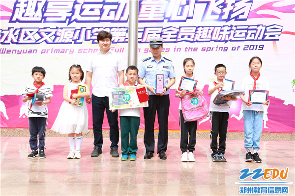 4警企代表与获奖学生合影留念 4警企代表与获奖学生合影留念