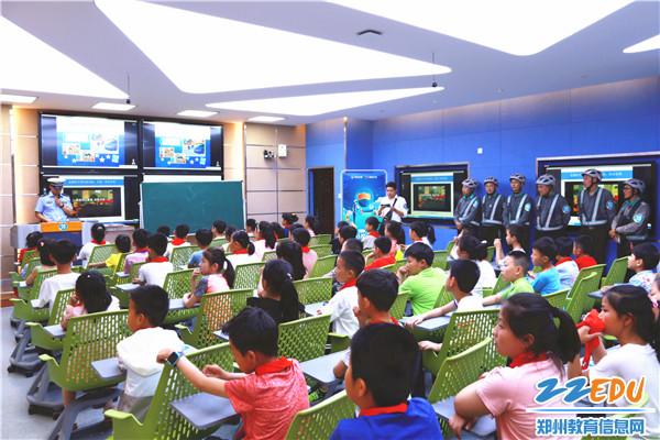 5文源小学未来教室内进行安全教育课 5文源小学未来教室内进行安全教育课