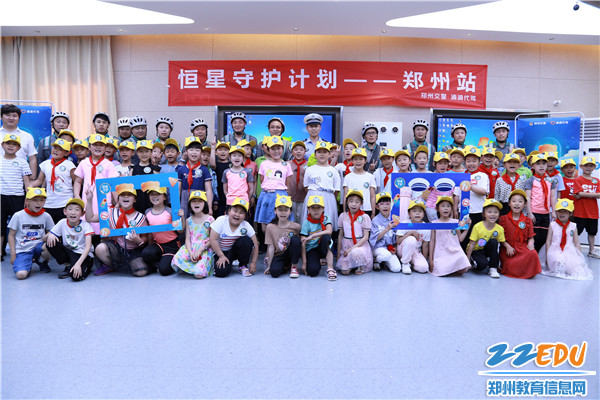 9文源小学学生代表与警企代表合影 9文源小学学生代表与警企代表合影