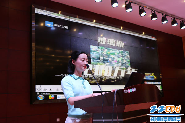 2.邬元慧老师在做垃圾分类教育 2.邬元慧老师在做垃圾分类教育