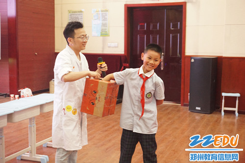 4.室内科学演示课和室外科学体验课同时进行 4.室内科学演示课和室外科学体验课同时进行