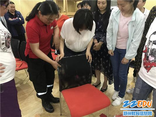 07王慧勤老师指导教职工“海姆立克急救法”的自救手段
