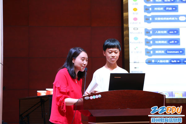 2.鲁晶老师和学生一起展示获奖作品 2.鲁晶老师和学生一起展示获奖作品