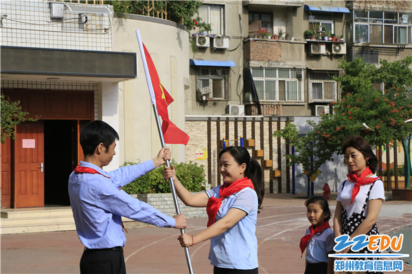 3校长石伟平为新建中队授旗 3校长石伟平为新建中队授旗