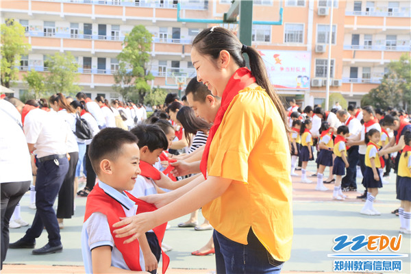 5.家长为新队员授红领巾 (2) 5.家长为新队员授红领巾 (2)