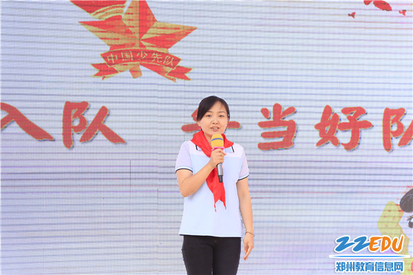 8.中队辅导员孙楠老师向新队员表示祝贺 8.中队辅导员孙楠老师向新队员表示祝贺