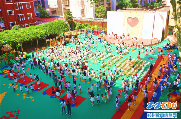 圆圈舞集体表演 圆圈舞集体表演