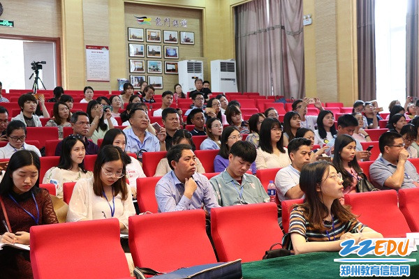 2江西省教育厅国培计划乡村中小学骨干教师培训班的老师们认真聆听 2江西省教育厅国培计划乡村中小学骨干教师培训班的老师们认真聆听