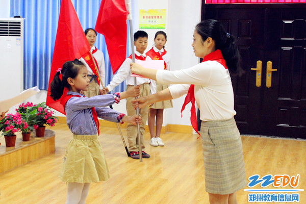 5大队辅导员为新中队长授旗 5大队辅导员为新中队长授旗