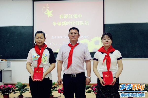 6史明辉副校长为两位中队辅导员颁发聘书并合影留念 6史明辉副校长为两位中队辅导员颁发聘书并合影留念