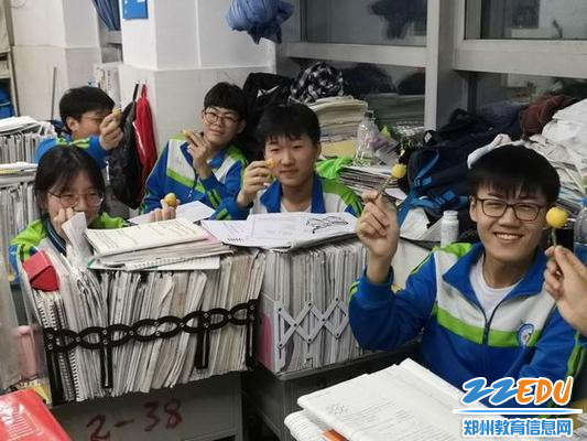 师生们品尝着酸甜可口的枇杷果 师生们品尝着酸甜可口的枇杷果