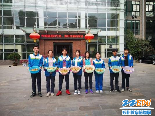 一筐筐金灿灿的枇杷 一筐筐金灿灿的枇杷