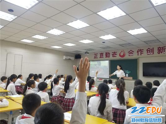 图片1-区实验小学陈博华老师讲授绘本阅读《A Crocodile Mother》 图片1-区实验小学陈博华老师讲授绘本阅读《A Crocodile Mother》