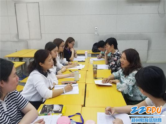 图片5-崔老师和课题组教师一起谈论 图片5-崔老师和课题组教师一起谈论