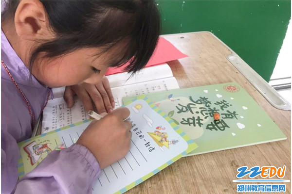 王庄村小学的学生在梦想卡片上写下自己的愿望3