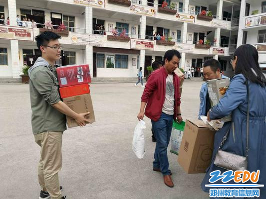 郑州三中为支教老师集中采购生活急需品
