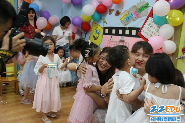 给老师妈妈一个吻 给老师妈妈一个吻