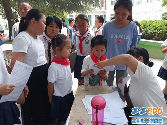 孩子踊跃参加你来比划我来猜