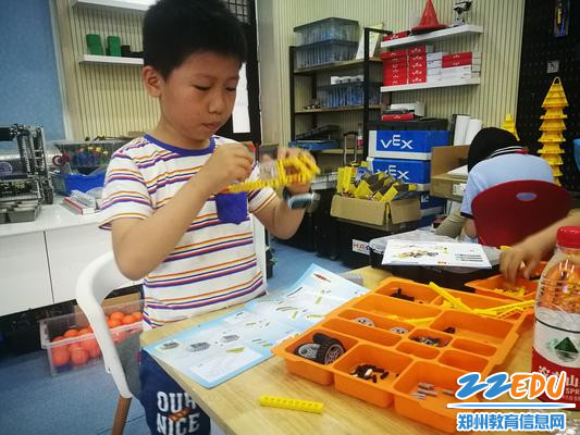 2.2机器人社团,孩子在认真操作动力机械 - 副本 2.2机器人社团,孩子在认真操作动力机械 - 副本