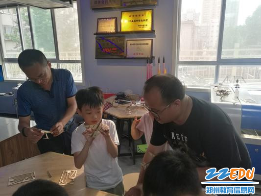 3.2豆孝森老师在指导飞机的制作 - 副本 3.2豆孝森老师在指导飞机的制作 - 副本