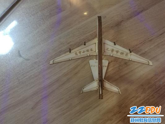 3.2航模社团,孩子们自己学习组装成功的飞机模型 - 副本 3.2航模社团,孩子们自己学习组装成功的飞机模型 - 副本