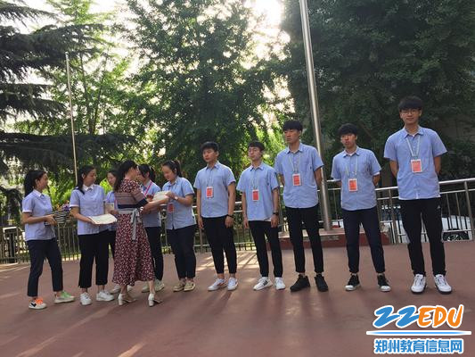 3、赵校长为优秀学生会干部颁奖_副本 3、赵校长为优秀学生会干部颁奖_副本