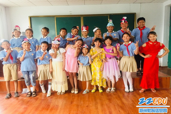 5四年级的小演员谢幕 5四年级的小演员谢幕