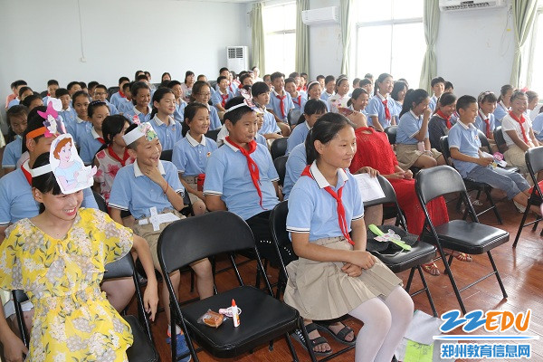 6小演员的表演吸引了台下的观众 6小演员的表演吸引了台下的观众