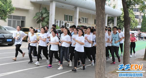 高三同学进行常规观摩跑操