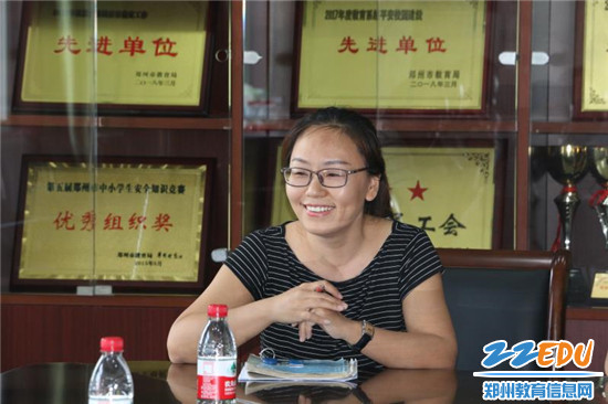 刘雅芬老师给来访教师分享数学分层教学经验 刘雅芬老师给来访教师分享数学分层教学经验